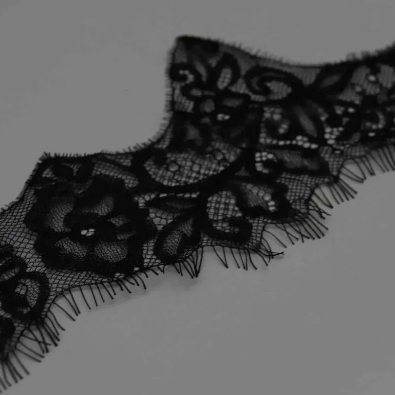 Galon large de dentelle noire à cils pour lingerie de luxe et robes de couture, vue de détail du produit 2