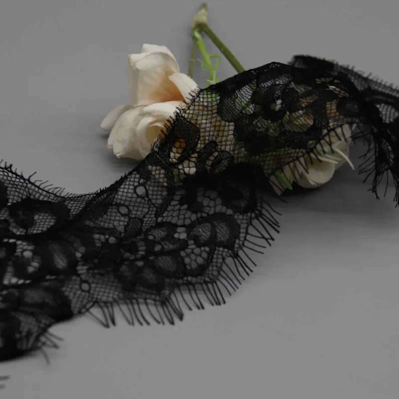 Galon large de dentelle noire à cils pour lingerie de luxe et robes de couture, vue de détail du produit 3