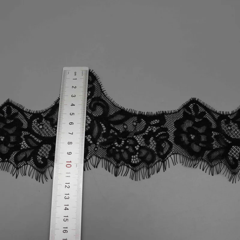 Galon large de dentelle noire à cils pour lingerie de luxe et robes de couture, vue de détail du produit 4