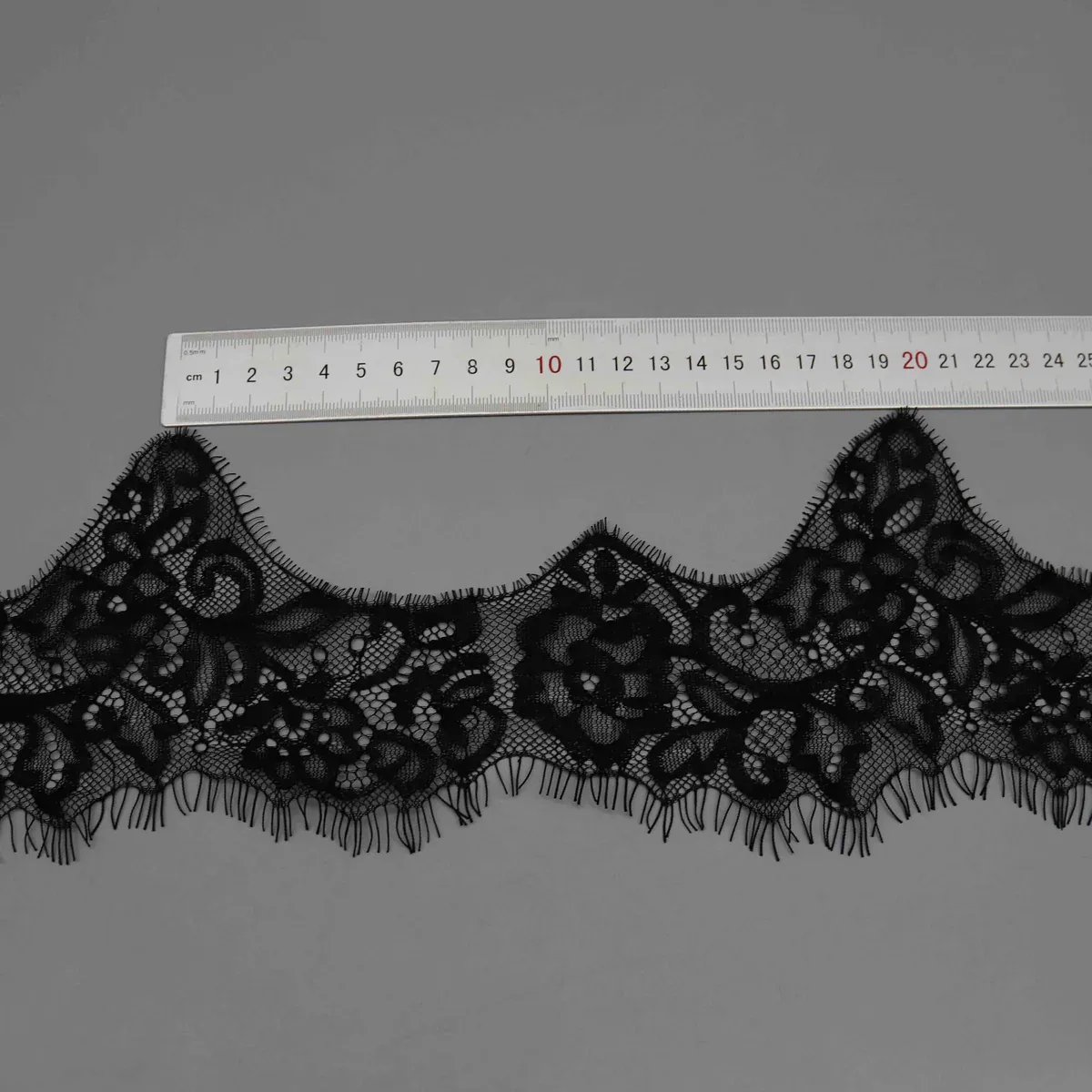 Galon large de dentelle noire à cils pour lingerie de luxe et robes de couture — vue de détail 3 Galon large de dentelle noire à cils pour lingerie de luxe et robes de couture — vue de détail 3