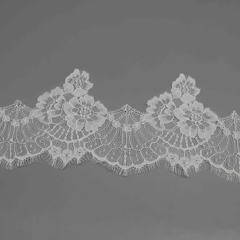 Galon large de dentelle blanche à cils pour robes de mariée et lingerie de luxe, vue de détail du produit 2