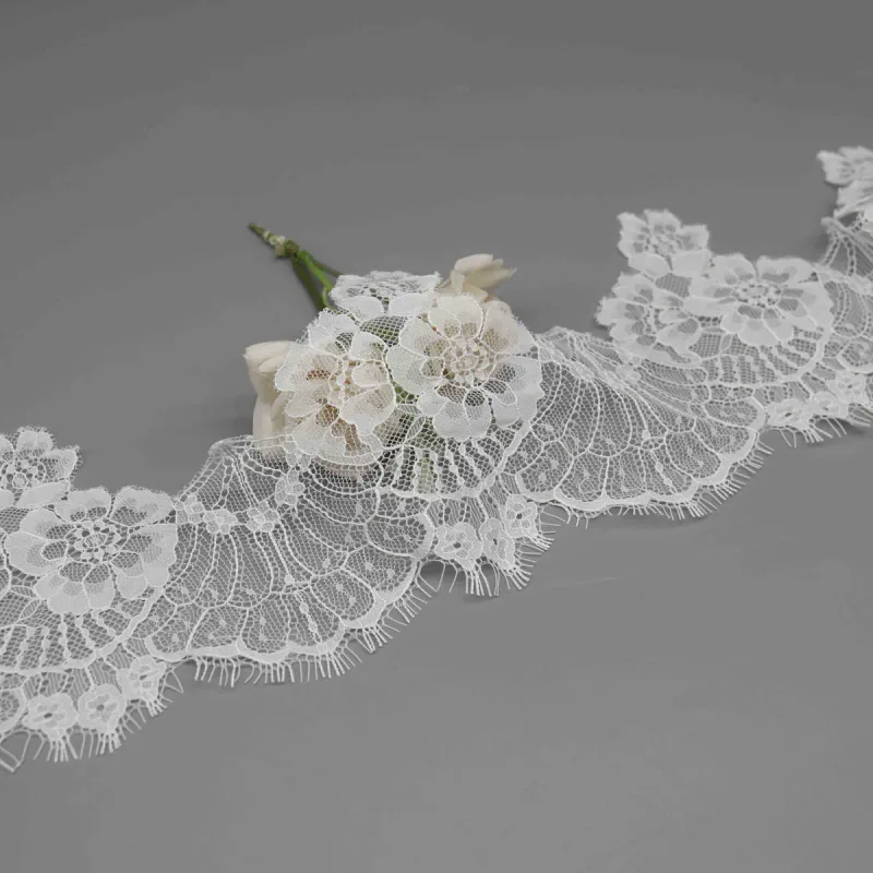 Galon large de dentelle blanche à cils pour robes de mariée et lingerie de luxe, vue de détail du produit 3