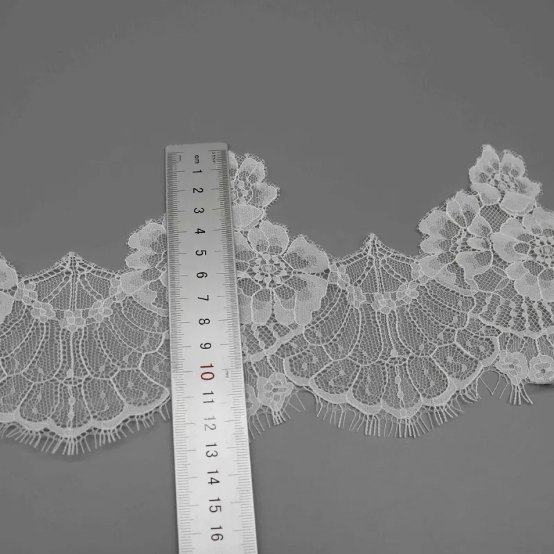 Galon large de dentelle blanche à cils pour robes de mariée et lingerie de luxe, vue de détail du produit 4