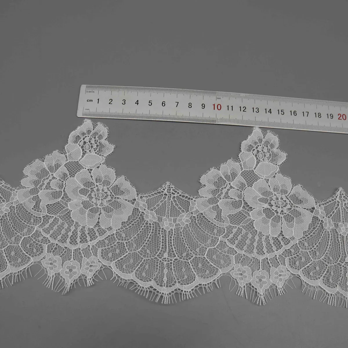Galon large de dentelle blanche à cils pour robes de mariée et lingerie de luxe — vue de détail 3 Galon large de dentelle blanche à cils pour robes de mariée et lingerie de luxe — vue de détail 3