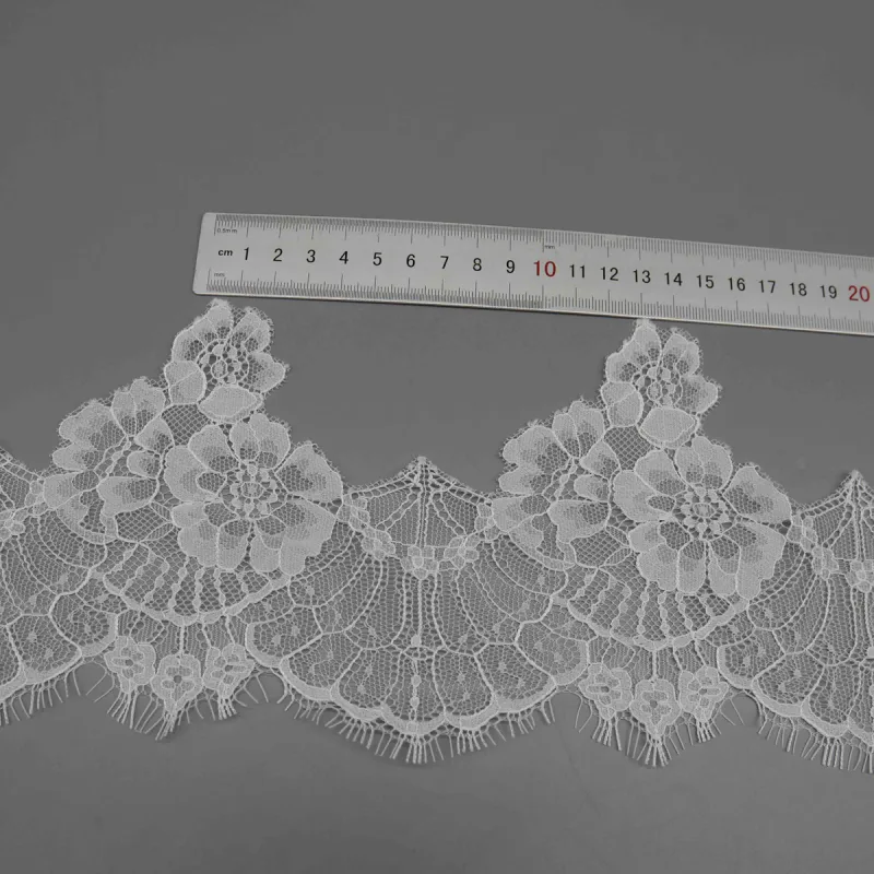 Galon large de dentelle blanche à cils pour robes de mariée et lingerie de luxe, vue de détail du produit 5