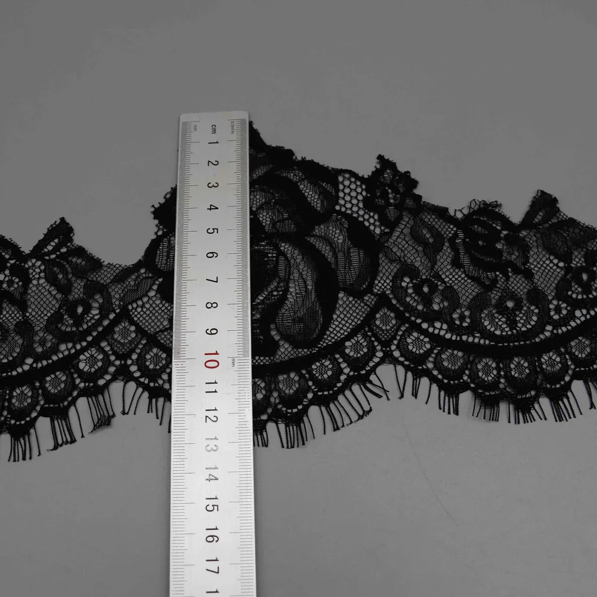 Galon large de dentelle noire à cils pour corsages de couture et bandes de lingerie — vue de détail 2 Galon large de dentelle noire à cils pour corsages de couture et bandes de lingerie — vue de détail 2