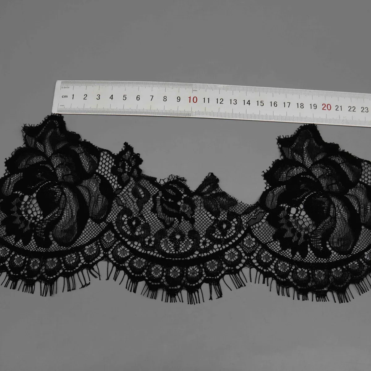 Galon large de dentelle noire à cils pour corsages de couture et bandes de lingerie — vue de détail 3 Galon large de dentelle noire à cils pour corsages de couture et bandes de lingerie — vue de détail 3