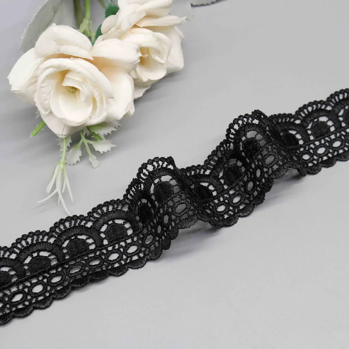 Elegant Scalloped Lace Trim for Garment Edging and Decoration — product detail Elegant Scalloped Lace Trim for Garment Edging and Decoration — product detail