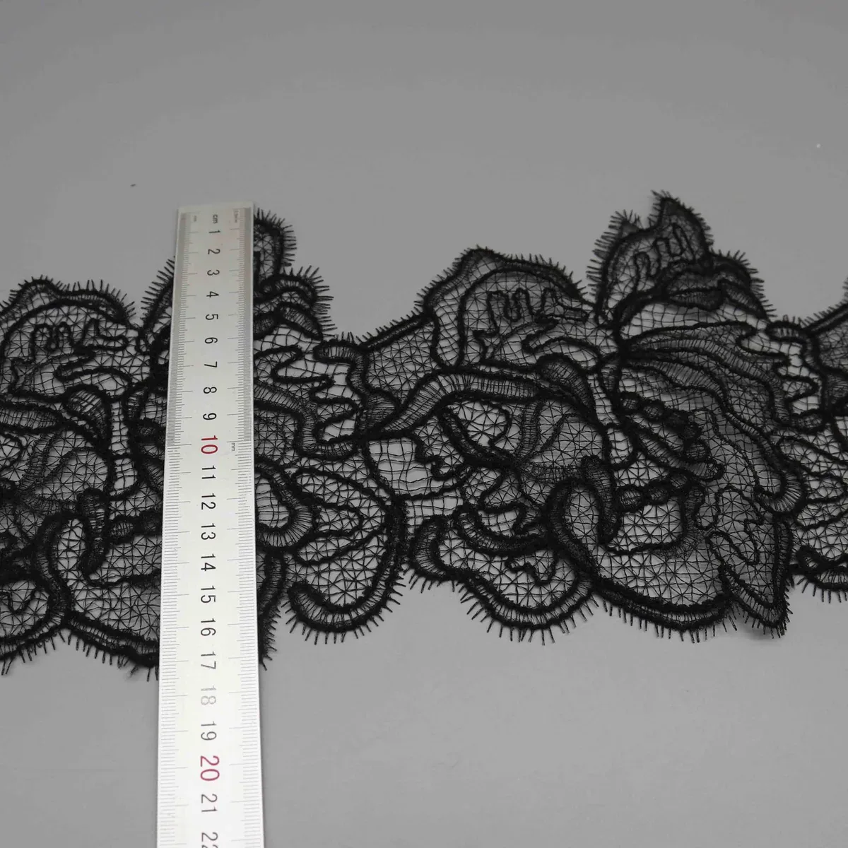 Élégant galon large de dentelle brodée pour couture et robes de mariée — détail du produit