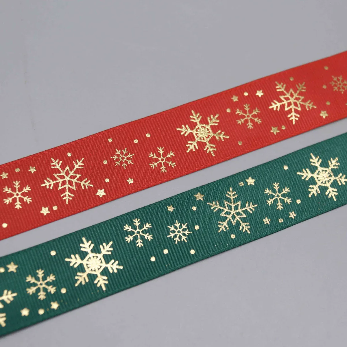 Cinta de grosgrain festiva para envolver regalos navideños — detalle del producto Cinta de grosgrain festiva para envolver regalos navideños — detalle del producto