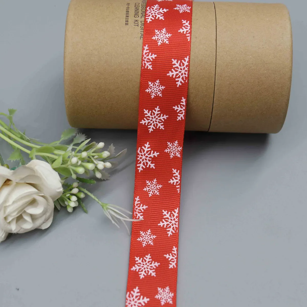 Cinta de grosgrain estampada con copos de nieve para envolver regalos — detalle del producto Cinta de grosgrain estampada con copos de nieve para envolver regalos — detalle del producto