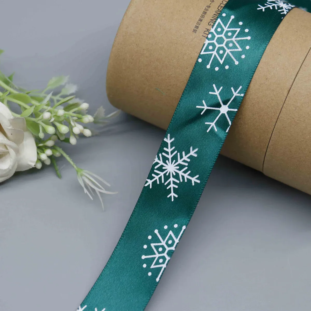 Cinta navideña estampada con copos de nieve y letras para envolver regalos — vista de detalle 2