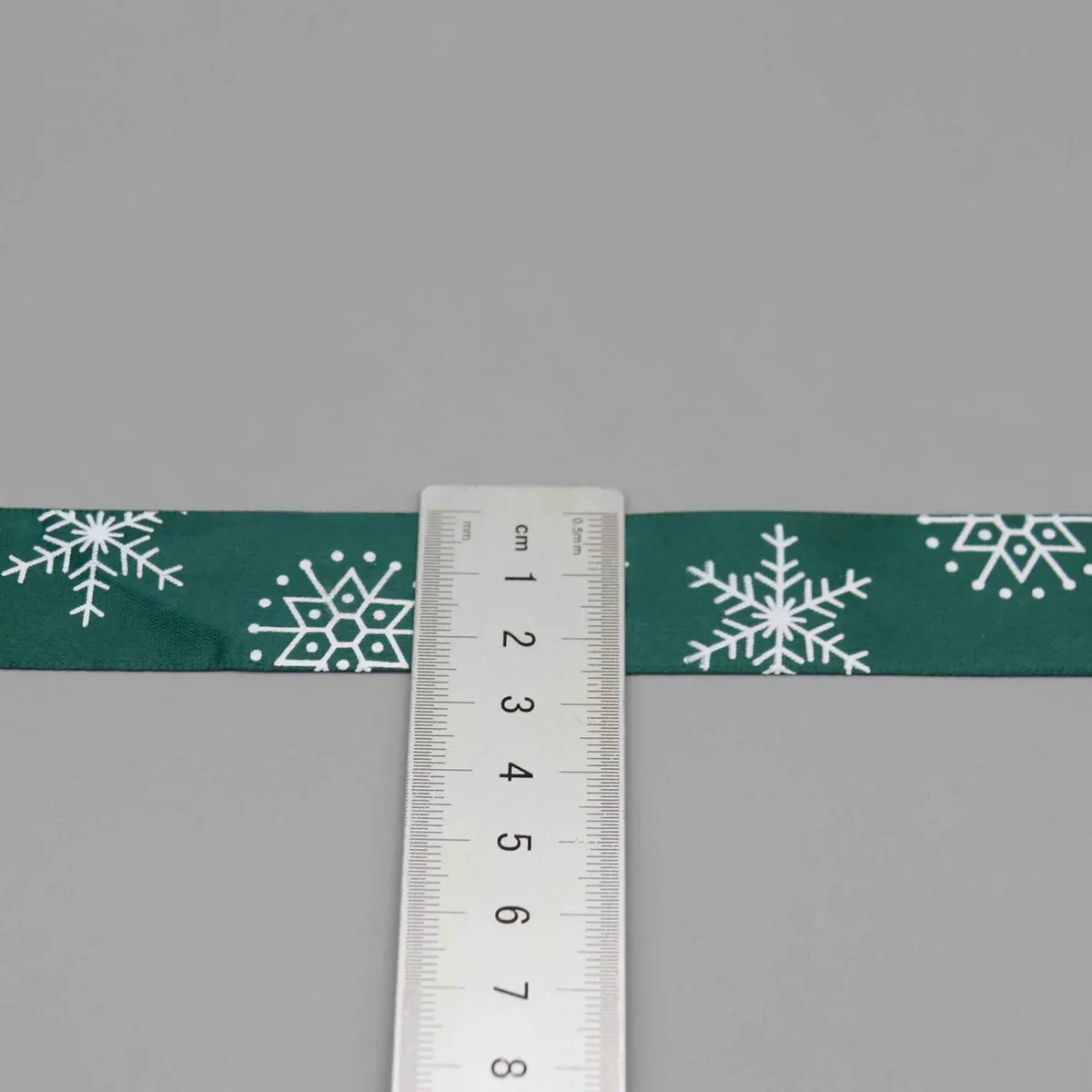 Cinta navideña estampada con copos de nieve y letras para envolver regalos — detalle del producto