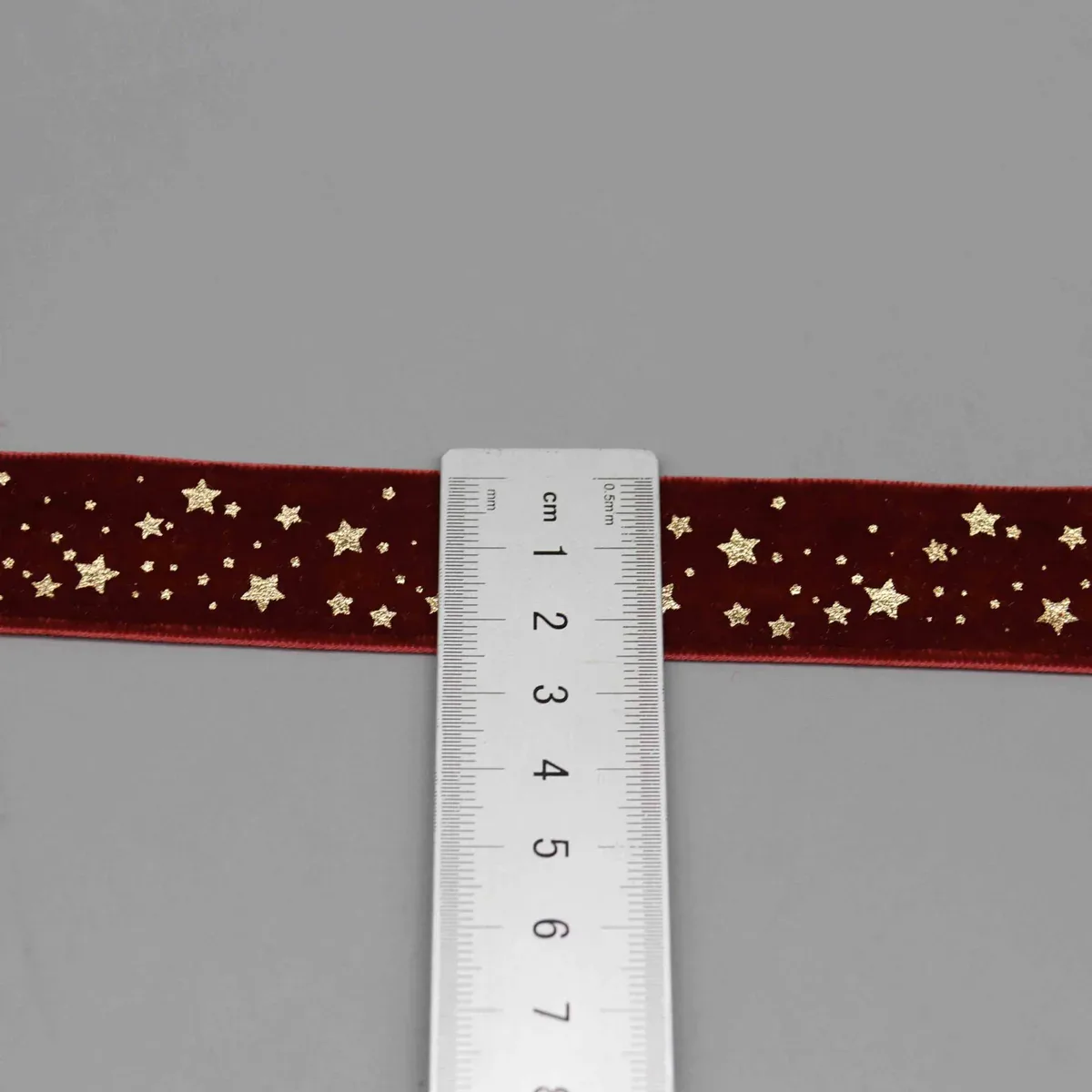 Cinta de terciopelo con estrellas dispersas para envolver regalos — detalle del producto Cinta de terciopelo con estrellas dispersas para envolver regalos — detalle del producto