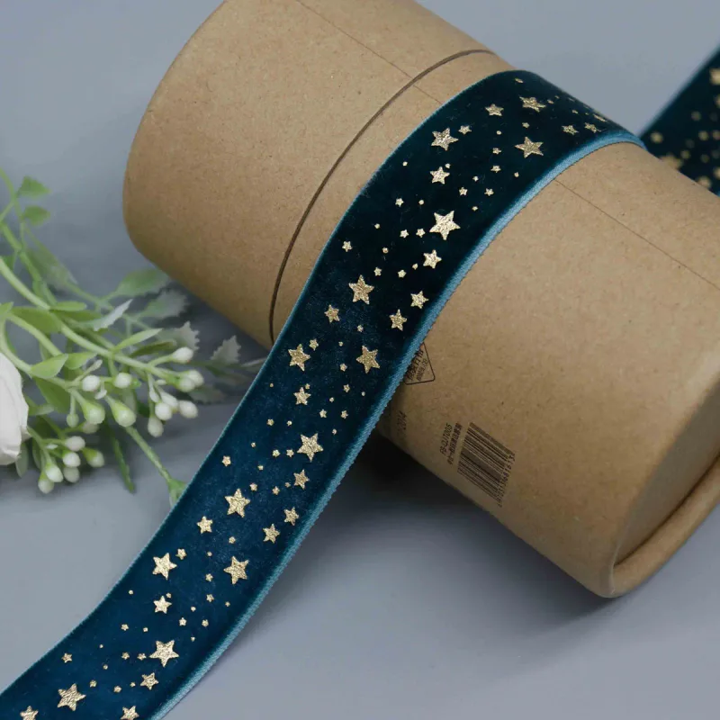 Cinta de terciopelo con estrellas dispersas para envolver regalos, vista de detalle del producto 3