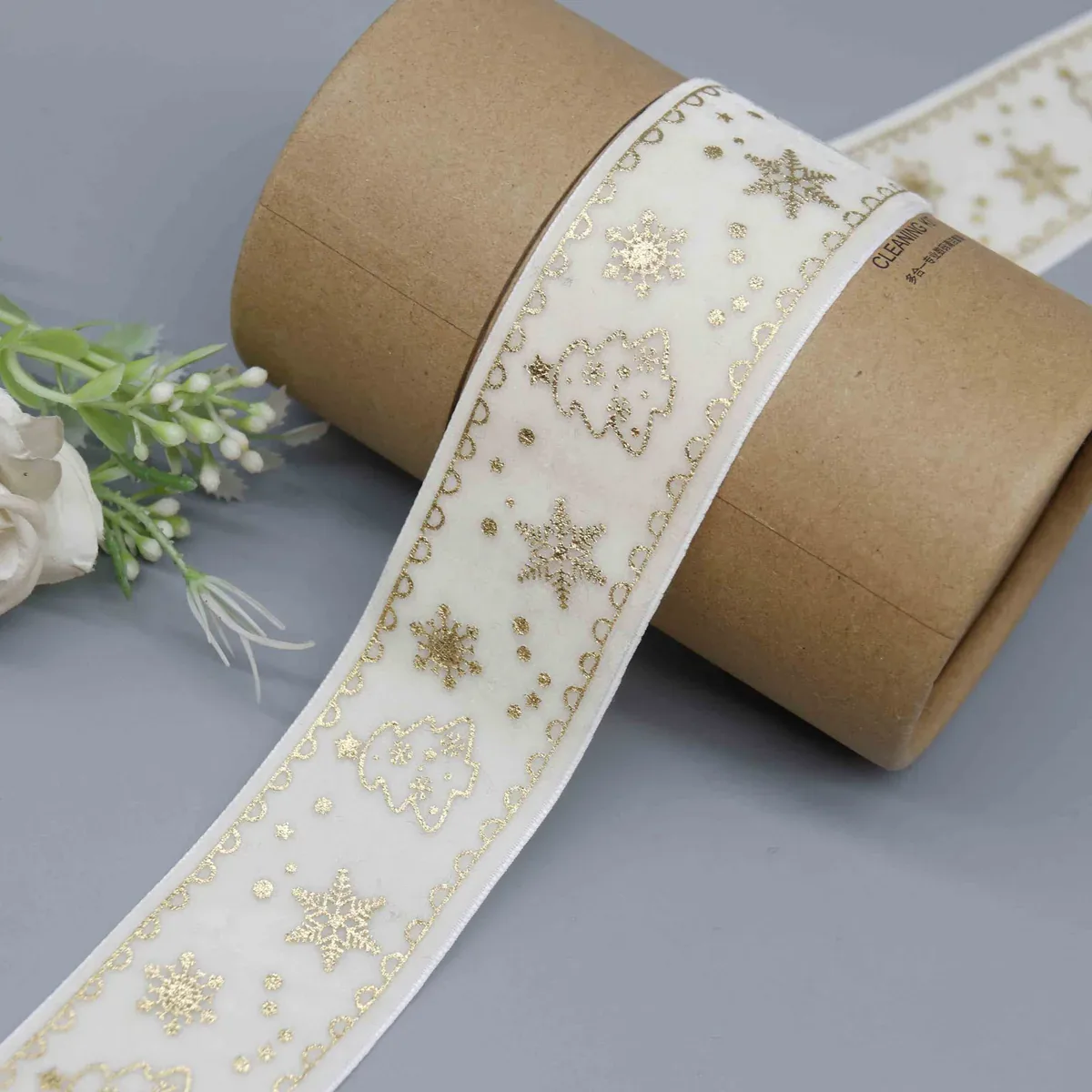 Cinta de terciopelo con motivos navideños de copos de nieve y árboles para envolver regalos — detalle del producto Cinta de terciopelo con motivos navideños de copos de nieve y árboles para envolver regalos — detalle del producto