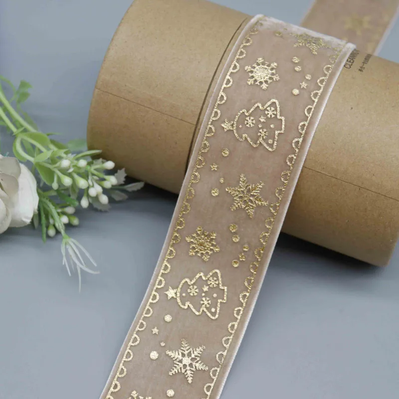 Cinta de terciopelo con motivos navideños de copos de nieve y árboles para envolver regalos, vista de detalle del producto 4