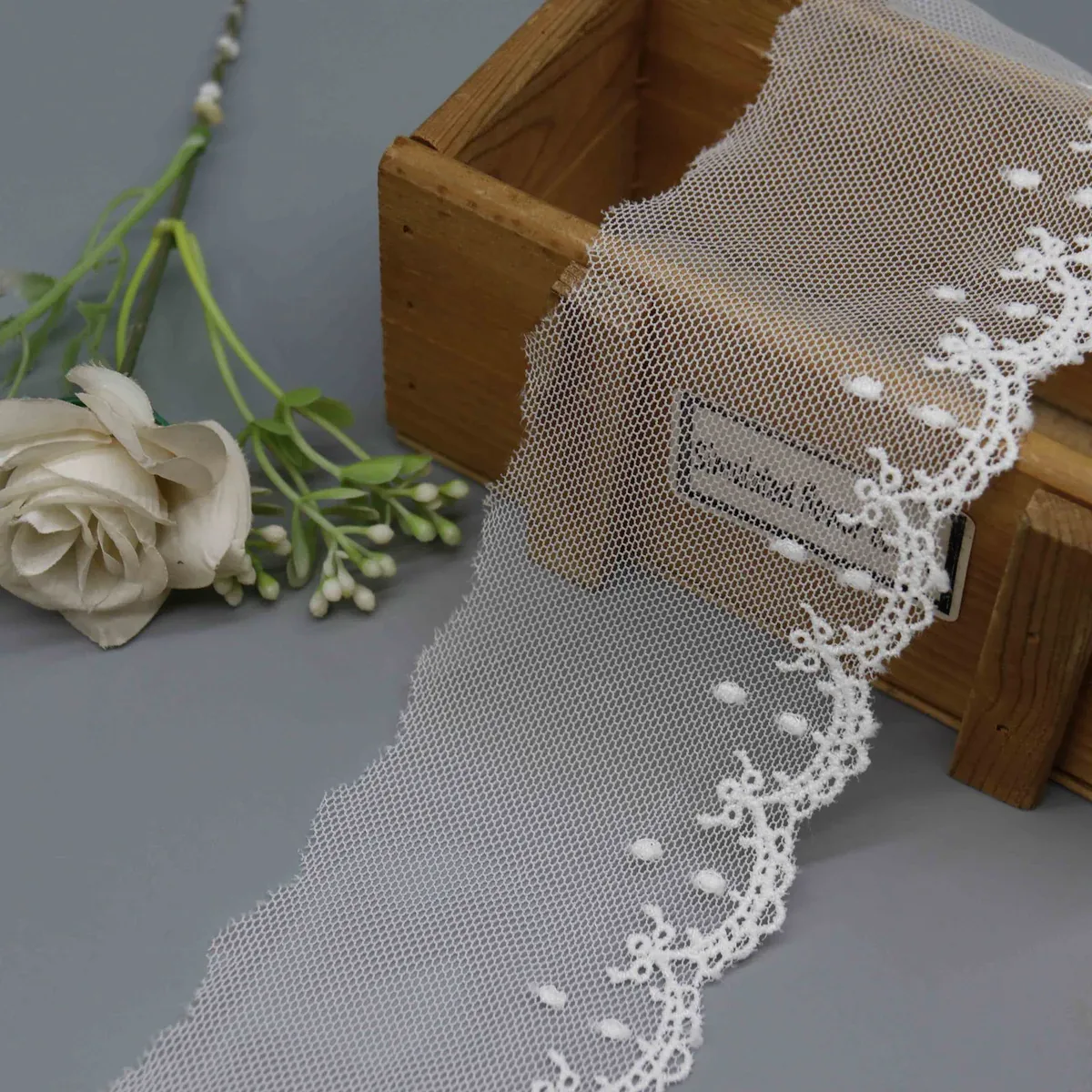 Galon brodé sur résille pour robes de mariée et vêtements, vue principale du produit