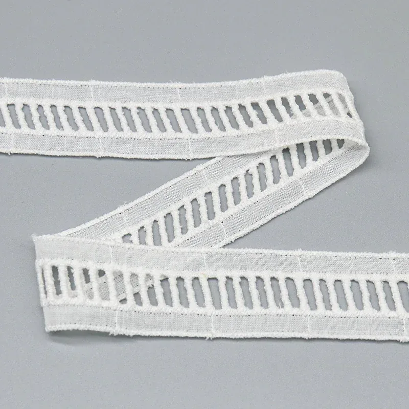Galon de dentelle brodée ajourée à rayures en échelle 100% coton 2.7cm pour vêtements décontractés, vue de détail du produit 3