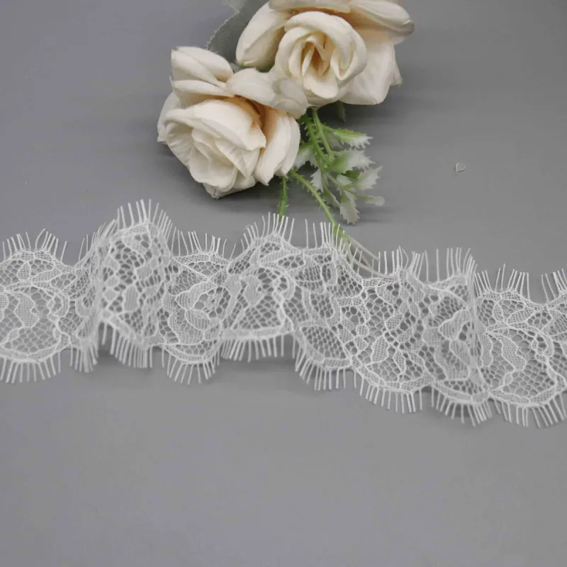 Tira de encaje floral Chantilly con borde de pestañas, 100% poliamida, de 5cm, para lencería, vista de detalle 2 del producto