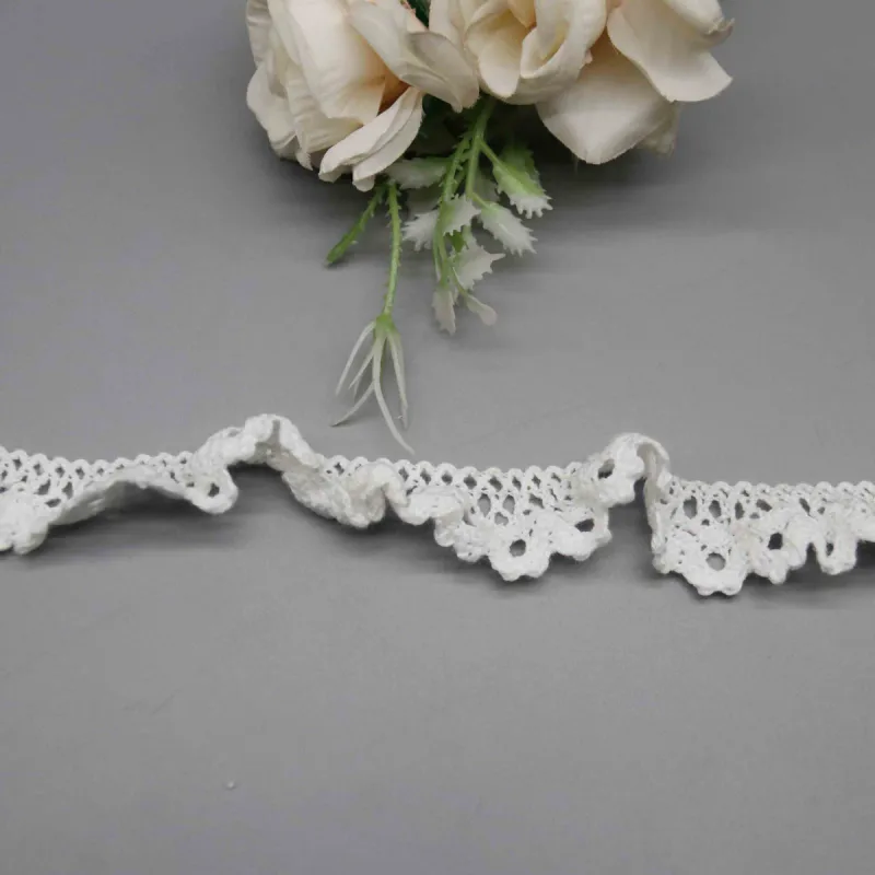 Tira de encaje elástico de poliamida y elastano con grupos de margaritas, de 1.7cm, para prendas de bebé, vista de detalle 2 del producto
