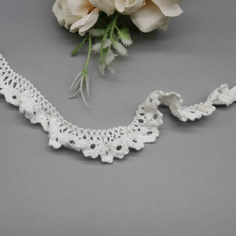 Tira de encaje elástico de poliamida y elastano con grupos de margaritas, de 1.7cm, para prendas de bebé, vista de detalle 5 del producto