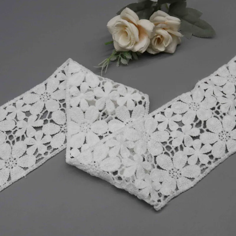 Auf wasserlöslichem Trägermaterial gestickte Spitzenborte mit botanischem Gartenmotiv aus 100% Polyester, 8.5cm, für Brautmode und modische Bekleidung, Produktdetailansicht 2