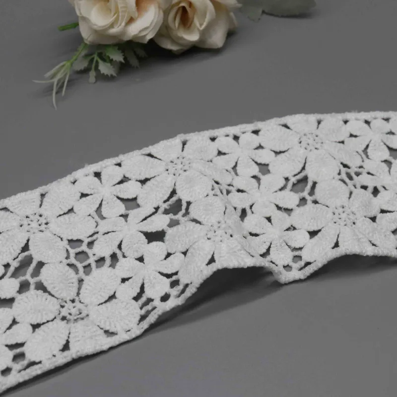 Auf wasserlöslichem Trägermaterial gestickte Spitzenborte mit botanischem Gartenmotiv aus 100% Polyester, 8.5cm, für Brautmode und modische Bekleidung, Produktdetailansicht 3
