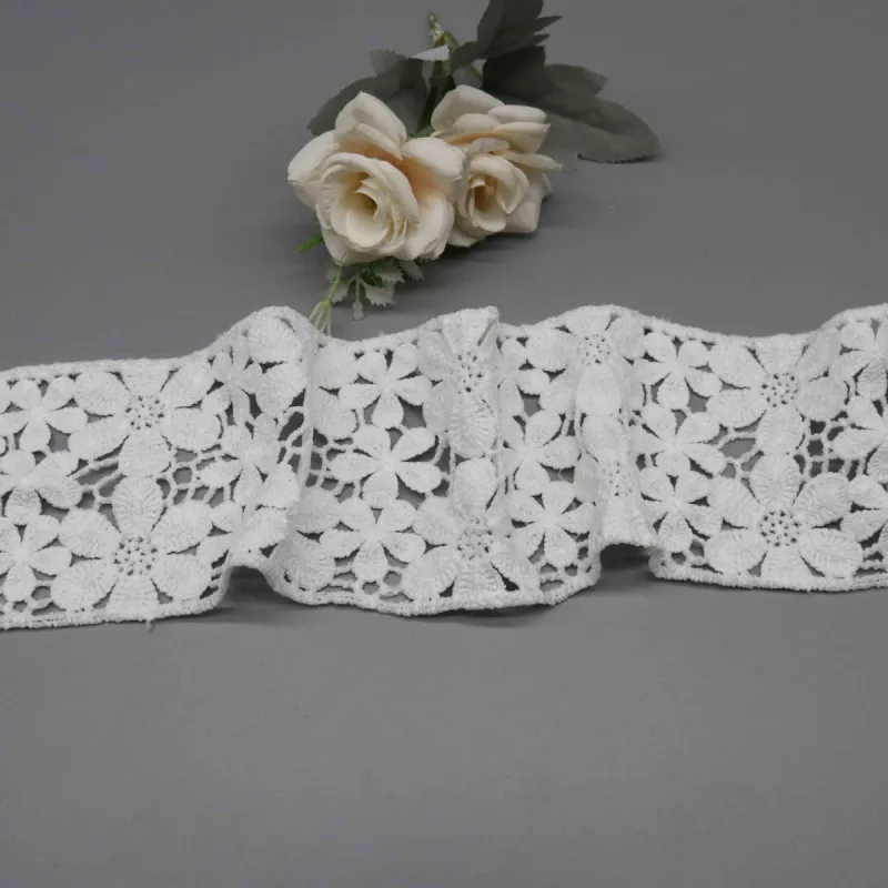 Auf wasserlöslichem Trägermaterial gestickte Spitzenborte mit botanischem Gartenmotiv aus 100% Polyester, 8.5cm, für Brautmode und modische Bekleidung, Produktdetailansicht 4