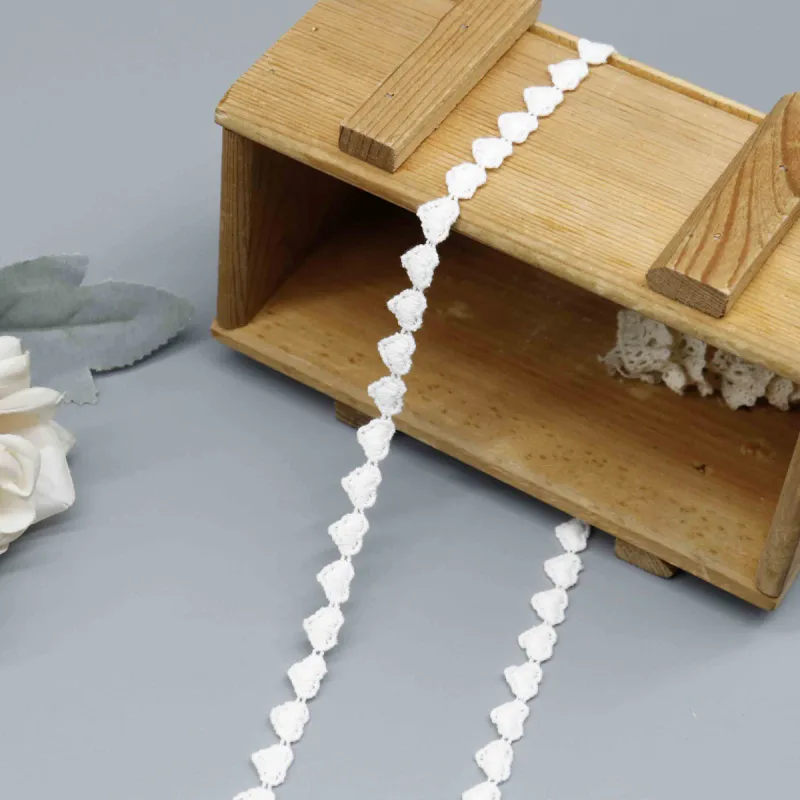 Auf wasserlöslichem Trägermaterial gestickte Spitzenborte mit Herzkette aus 100% Baumwolle, 0.7cm, für Babybekleidung und Bastelarbeiten, Produktdetailansicht 2
