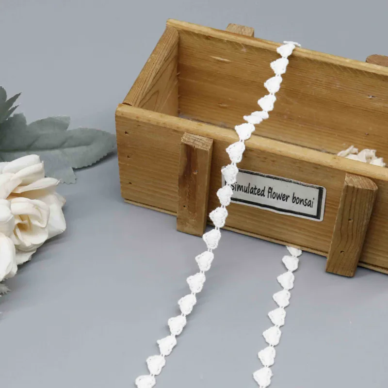 Auf wasserlöslichem Trägermaterial gestickte Spitzenborte mit Herzkette aus 100% Baumwolle, 0.7cm, für Babybekleidung und Bastelarbeiten, Produktdetailansicht 3