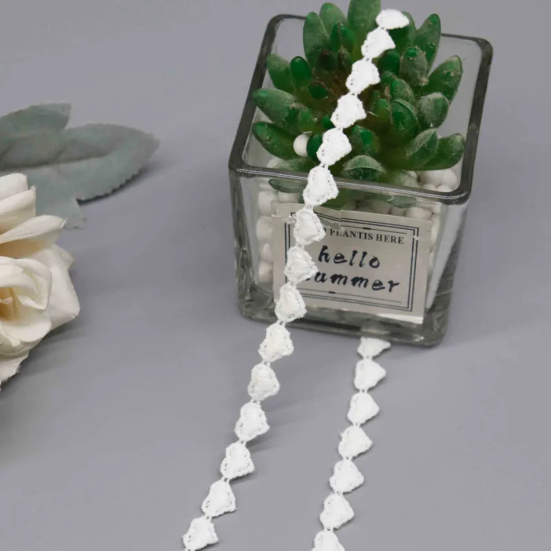 Auf wasserlöslichem Trägermaterial gestickte Spitzenborte mit Herzkette aus 100% Baumwolle, 0.7cm, für Babybekleidung und Bastelarbeiten, Produktdetailansicht 5