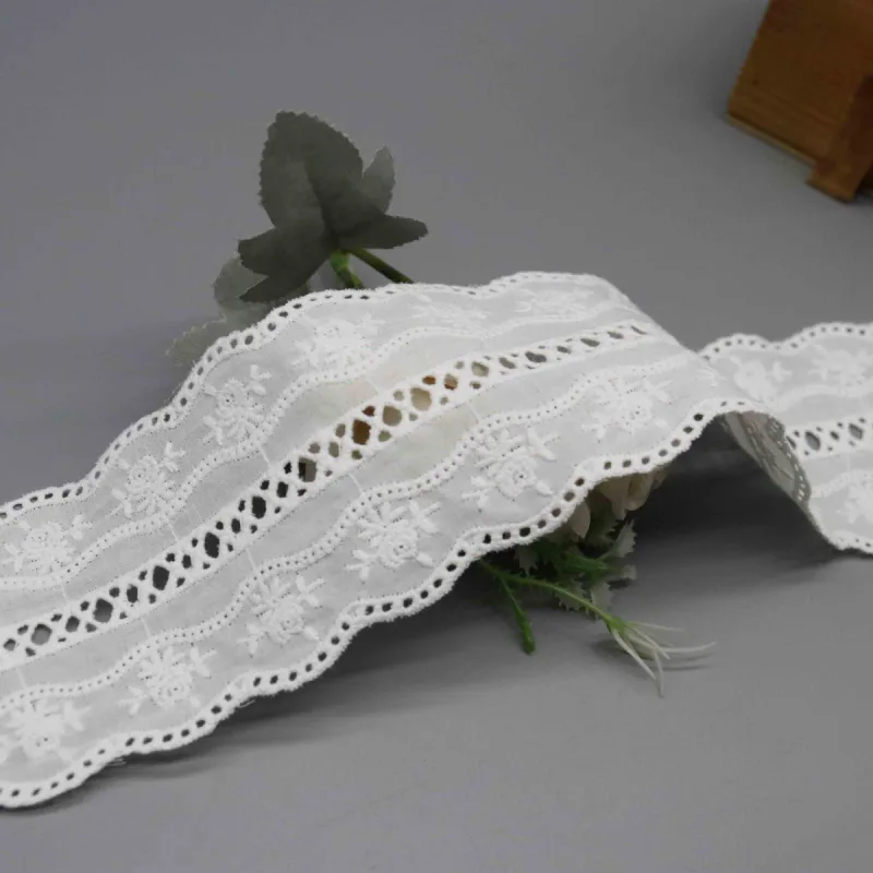 Bestickte Lochspitzenborte mit Blütenzweigen aus 100% Baumwolle, 7.3cm, für Sommerkleider und Blusen, Produktdetailansicht 2