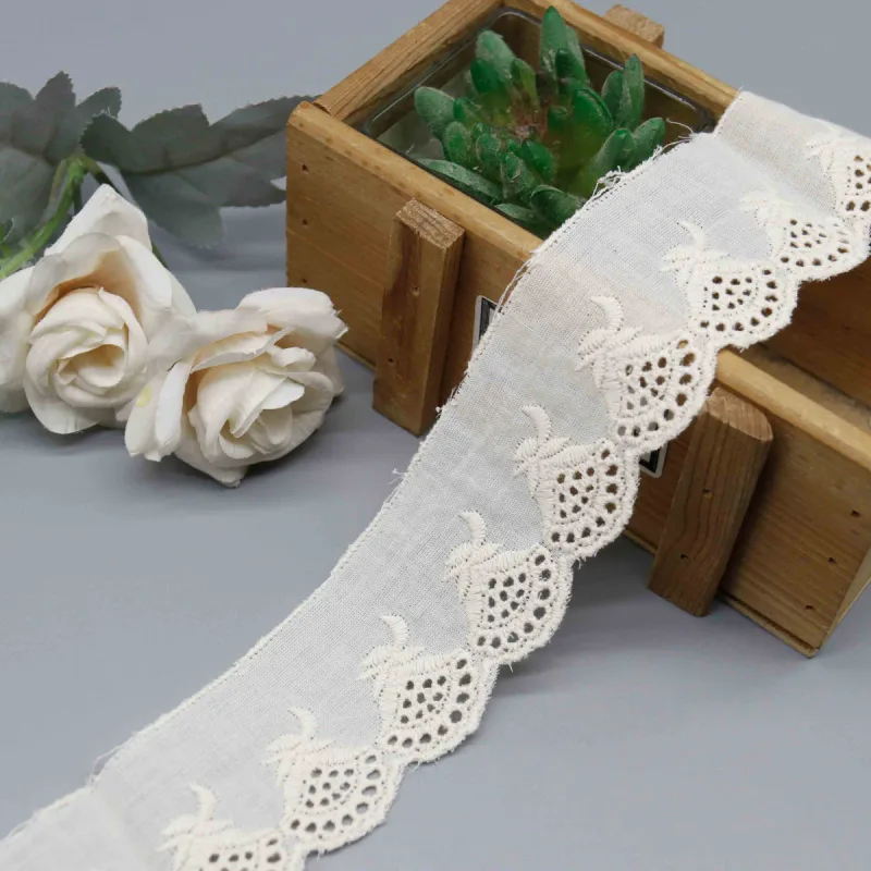 Bestickte Lochspitzenborte mit Muschelfächern aus 100% Baumwolle, 4.7cm, für Kleider und Dessous, Produktdetailansicht 2