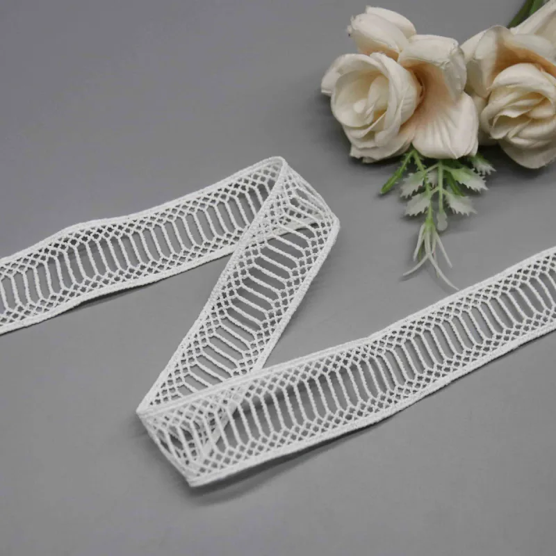 Auf wasserlöslichem Trägermaterial gestickte Spitzenborte mit geometrischem Leitermuster aus 100% Polyester, 2.5cm, für Brautkleider, Produktdetailansicht 2