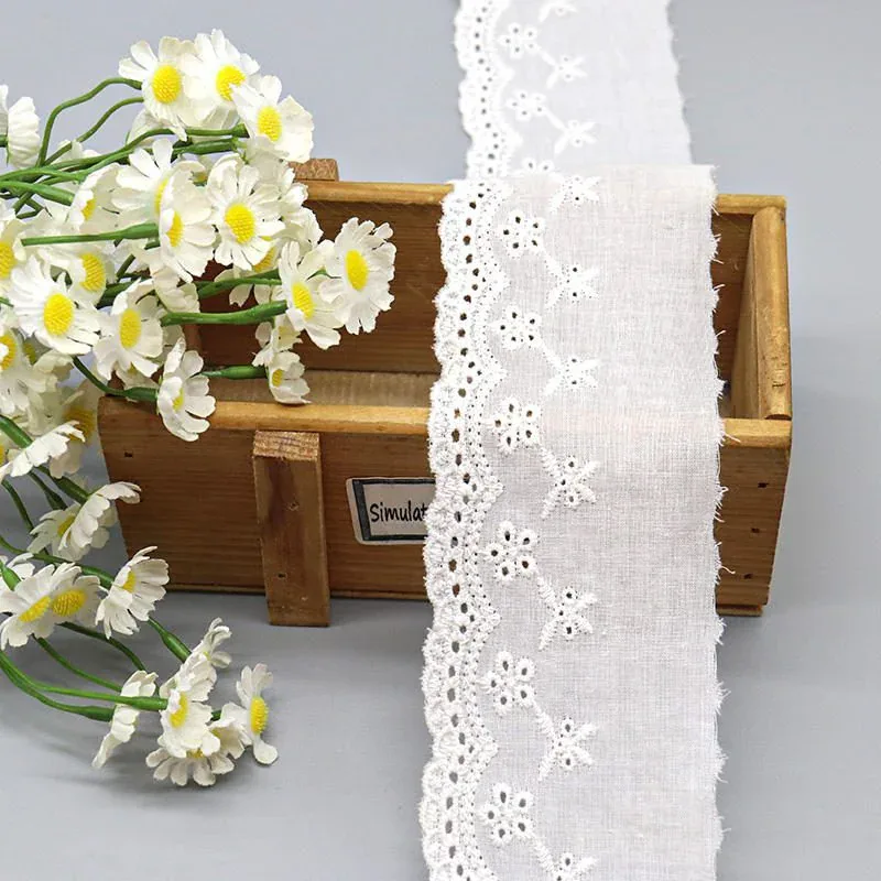 Weiße Baumwoll-Lochspitzenborte mit Blumenstickerei für Kleider und Heimtextilien, Produktdetailansicht 4