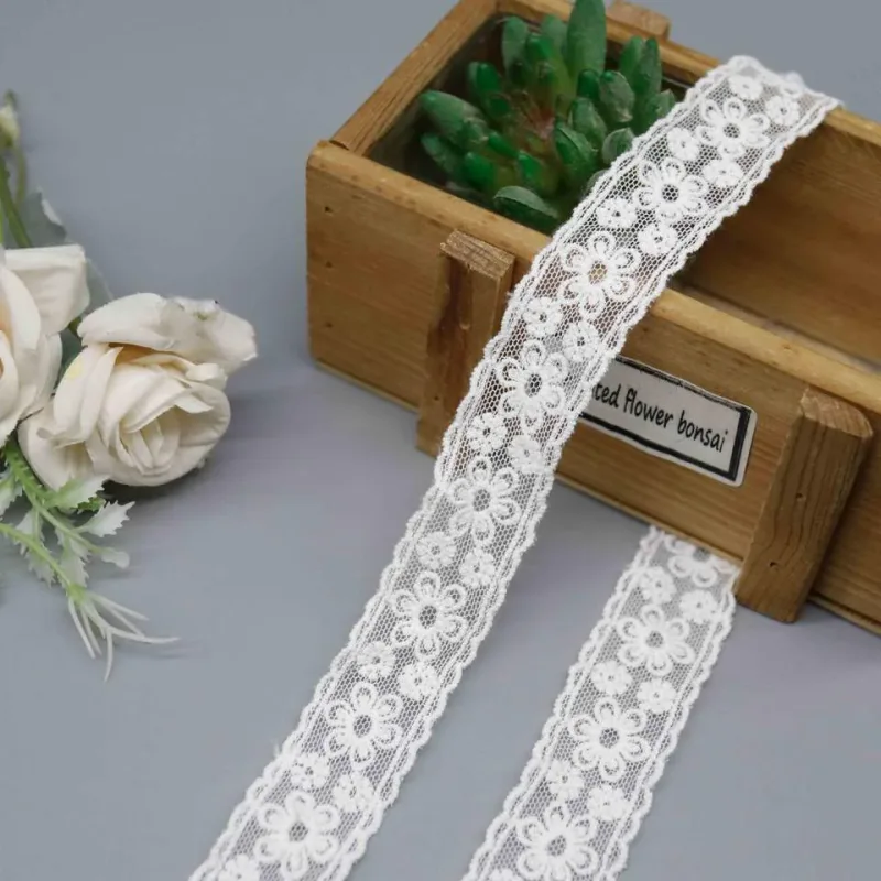 Baumwoll-Netzstickspitzenband, weiße florale Spitzenborte für Bekleidungskanten, Produktdetailansicht 2