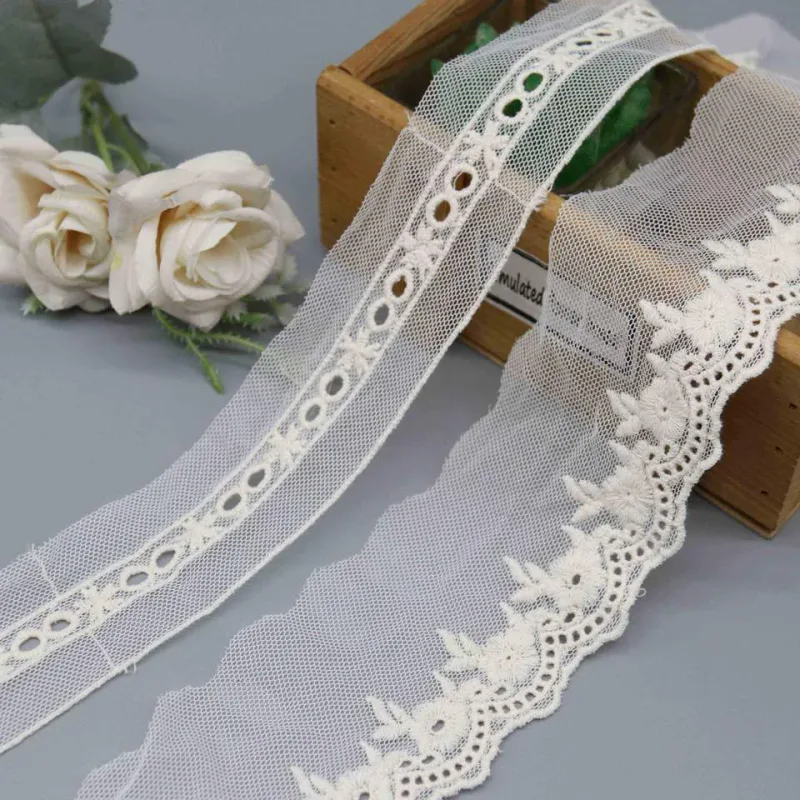 Netz- und Tüllstickspitzenborte mit kleinem Blumenmuster für Dessous und Kleidersäume, Produktdetailansicht 2