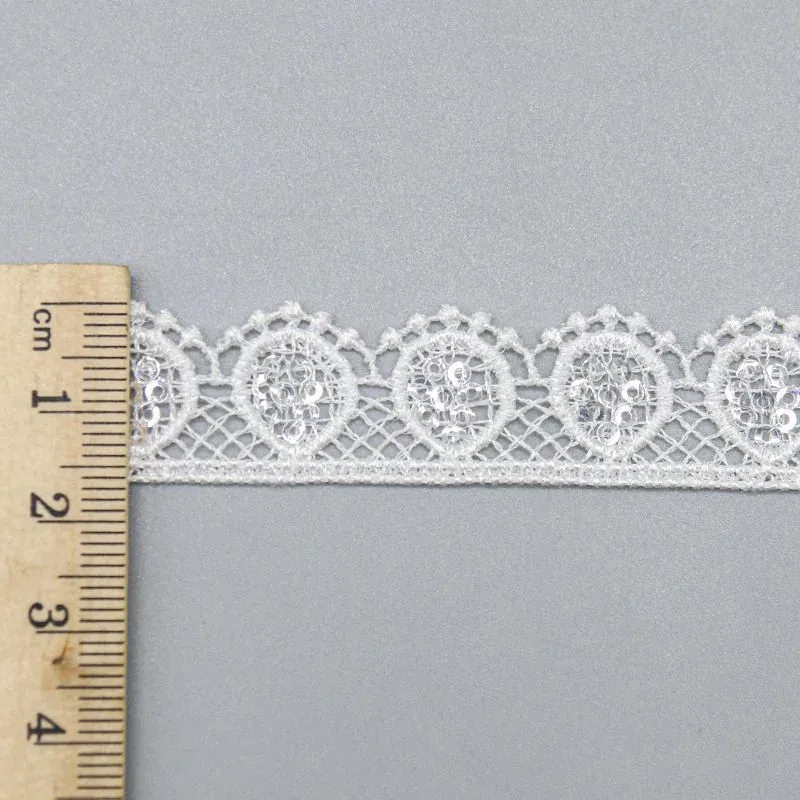 Schmale, auf wasserlöslichem Trägermaterial gestickte Guipure-Spitzenborte aus 100% Polyester — Detailansicht 2 Schmale, auf wasserlöslichem Trägermaterial gestickte Guipure-Spitzenborte aus 100% Polyester — Detailansicht 2