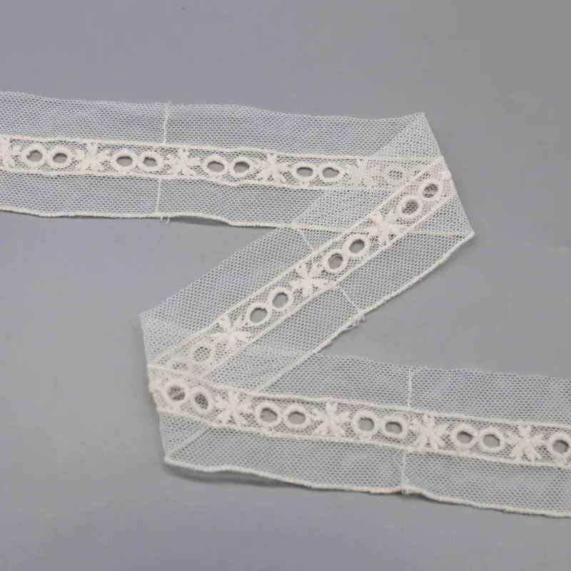 Galon de dentelle en résille brodée en mélange de polyester et de coton avec jours géométriques, vue de détail du produit 3