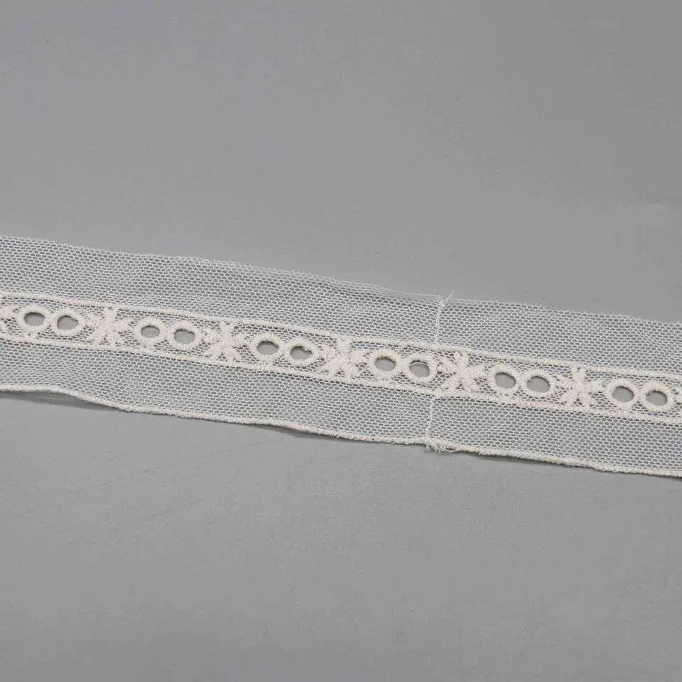 Galon de dentelle en résille brodée en mélange de polyester et de coton avec jours géométriques — détail du produit Galon de dentelle en résille brodée en mélange de polyester et de coton avec jours géométriques — détail du produit