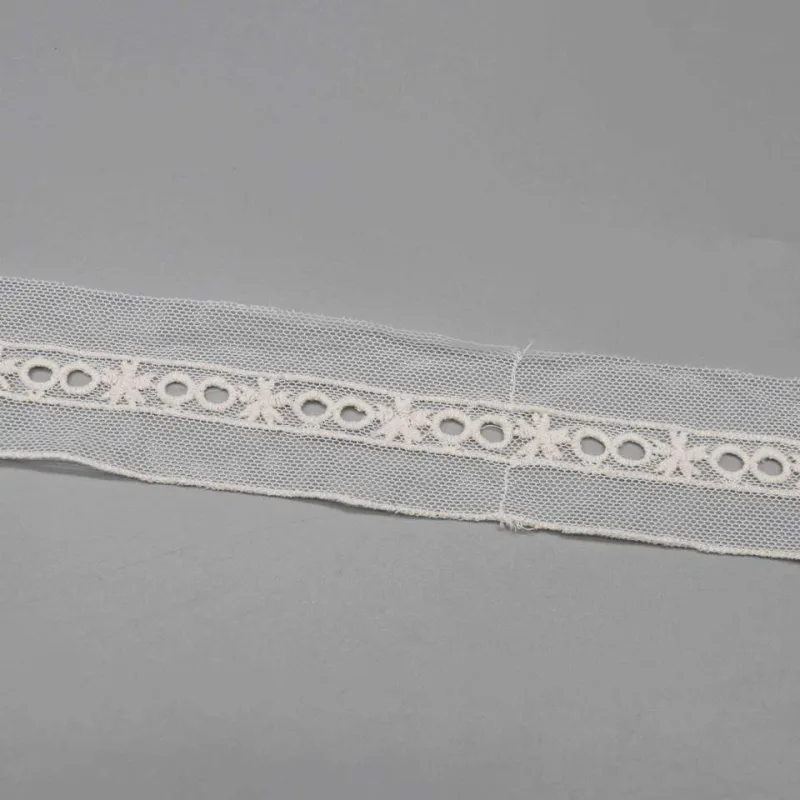 Galon de dentelle en résille brodée en mélange de polyester et de coton avec jours géométriques, vue de détail du produit 4