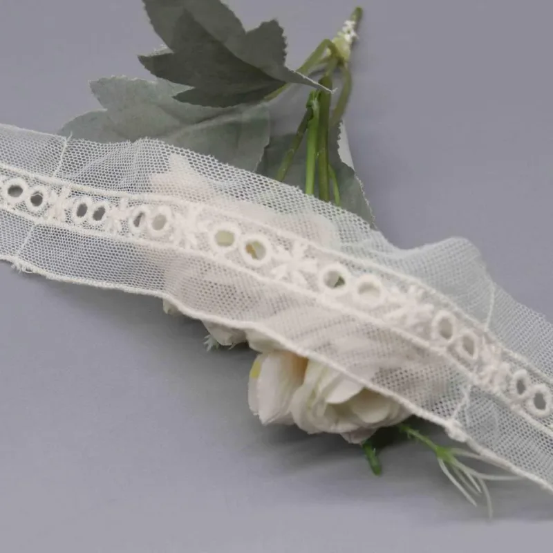Galon de dentelle en résille brodée en mélange de polyester et de coton avec jours géométriques, vue de détail du produit 5