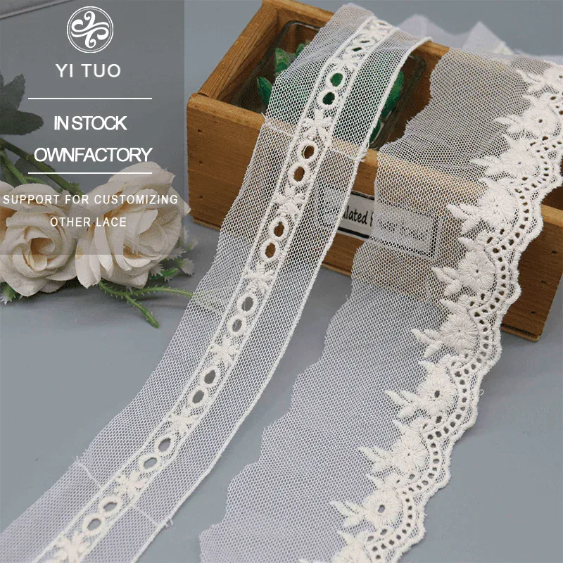 Galon de dentelle en résille brodée en mélange de polyester et de coton avec jours géométriques, vue de détail du produit 6