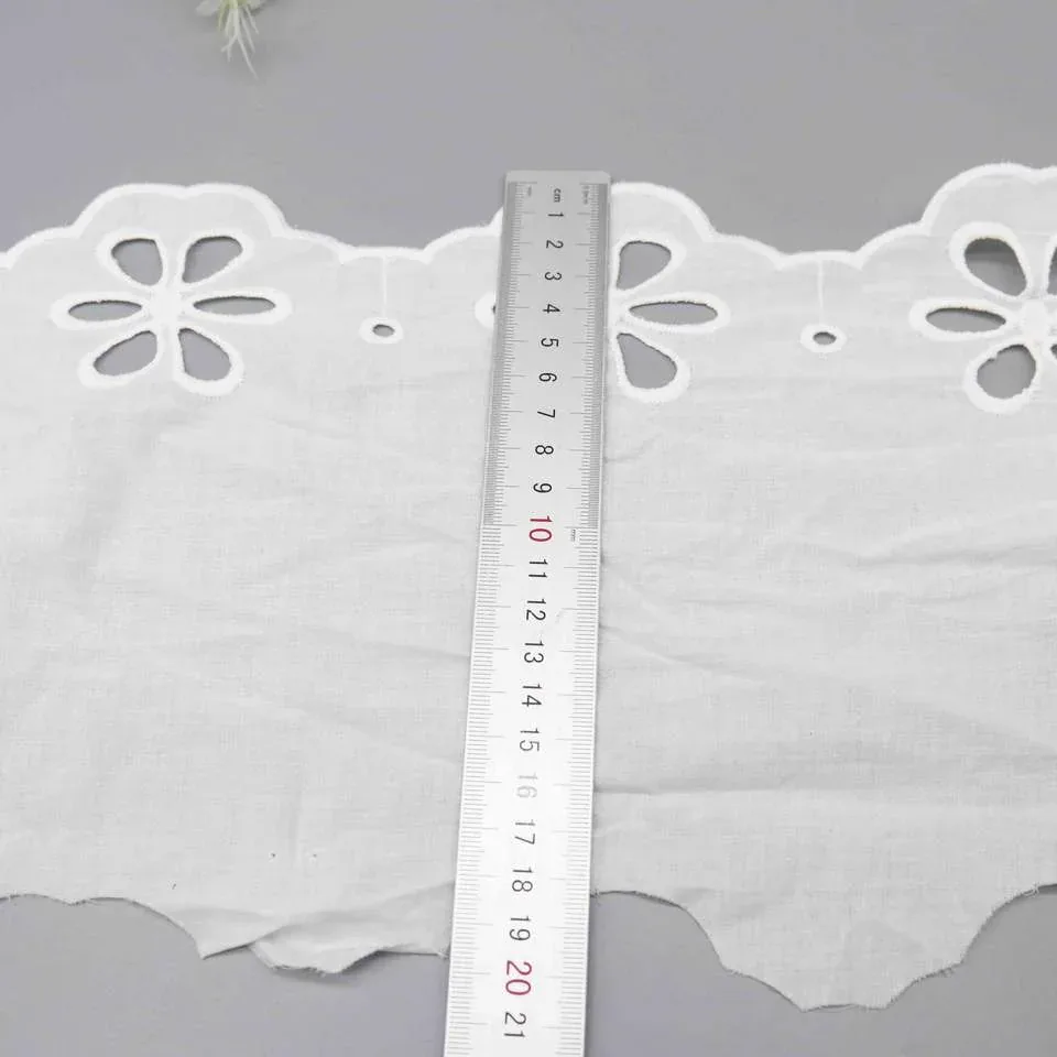 Breiter Lochspitzenvolant aus 100% Baumwolle mit großer floraler Bogenkante für Kleider — Detailansicht 2 Breiter Lochspitzenvolant aus 100% Baumwolle mit großer floraler Bogenkante für Kleider — Detailansicht 2