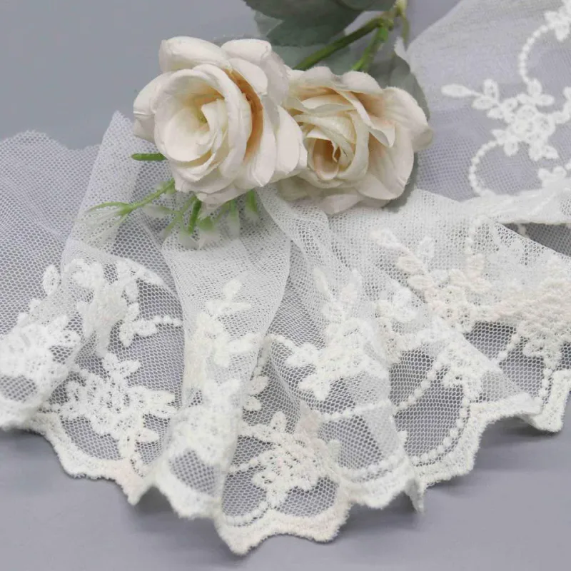Verkaufsstarke, 13.5cm breite Tüllstickspitze mit floralen Ranken und Bogenkante, Produktdetailansicht 3