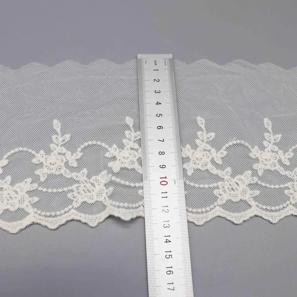 Verkaufsstarke, 13.5cm breite Tüllstickspitze mit floralen Ranken und Bogenkante — Produktdetail Verkaufsstarke, 13.5cm breite Tüllstickspitze mit floralen Ranken und Bogenkante — Produktdetail