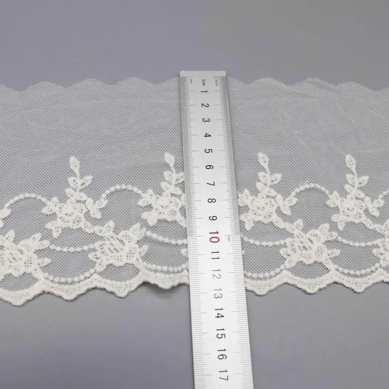 Verkaufsstarke, 13.5cm breite Tüllstickspitze mit floralen Ranken und Bogenkante, Produktdetailansicht 5