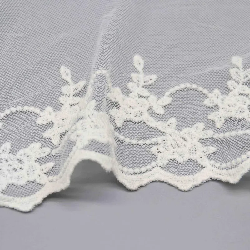 Verkaufsstarke, 13.5cm breite Tüllstickspitze mit floralen Ranken und Bogenkante, Produktdetailansicht 6