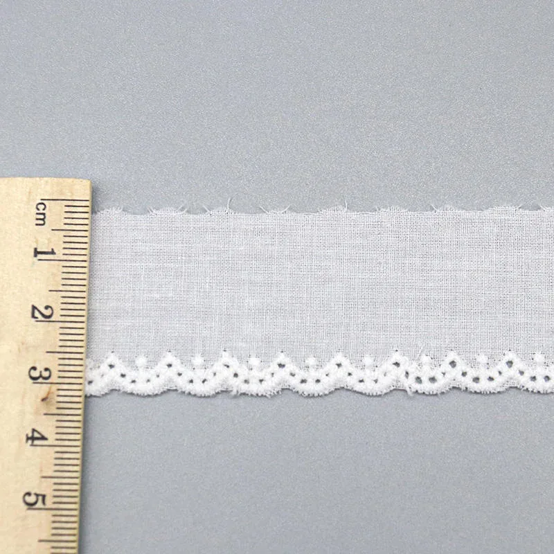 Délicate bordure de dentelle en coton de 3cm pour vêtements de bébé et créations de tradition, vue de détail du produit 2